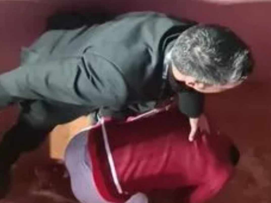 Ужасни сцени: Джокович се строполи на земята след като беше ударен с бутилка от фен (видео)